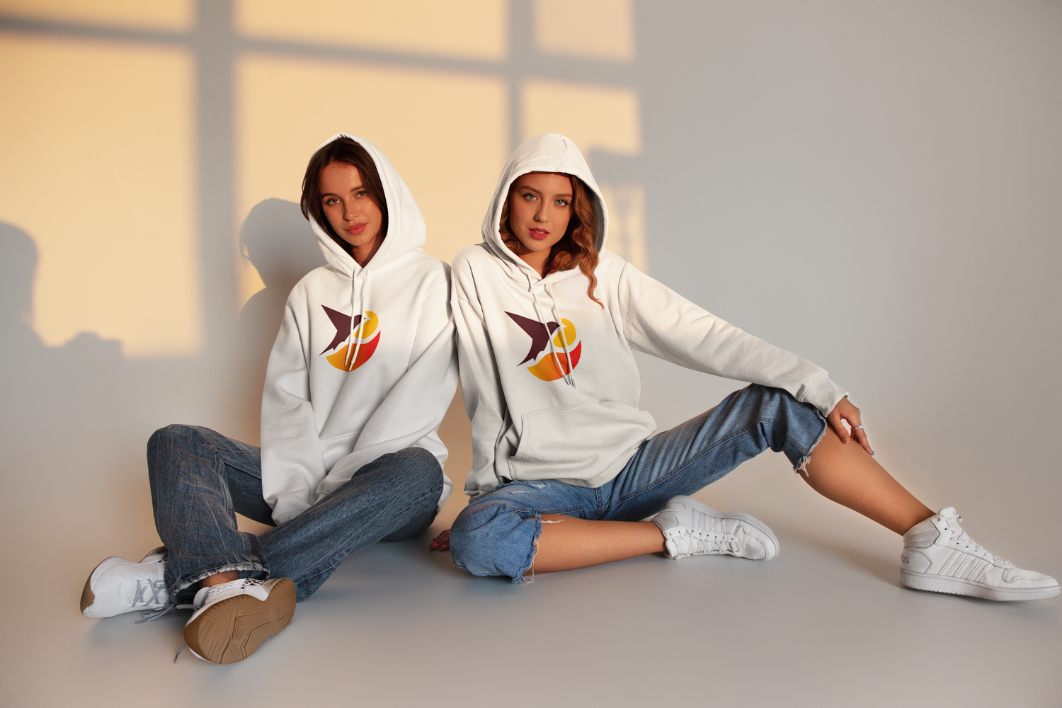 Photo — duo en sweats à capuche blancs, shooting streetwear