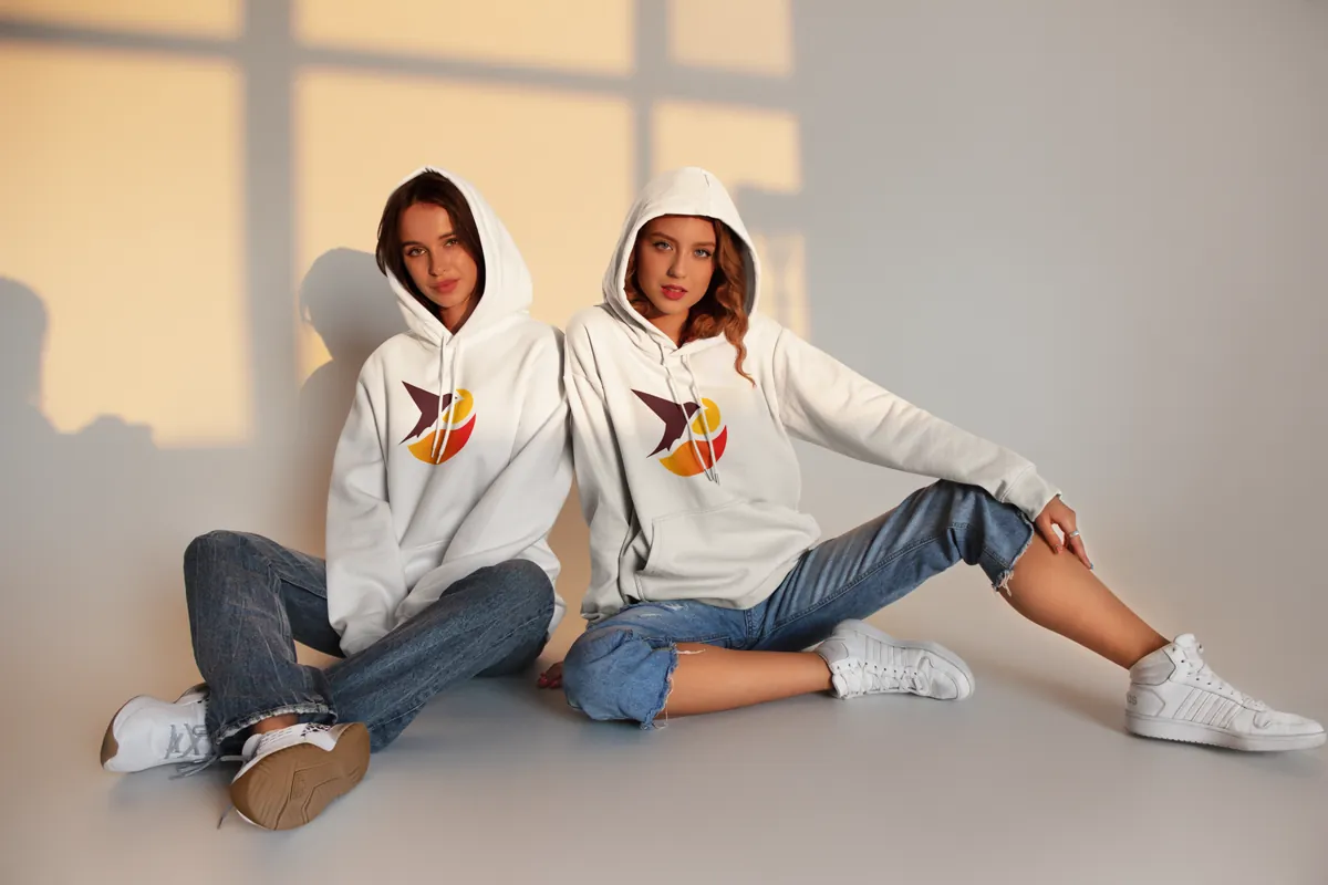 Photo — duo en sweats à capuche blancs, shooting streetwear