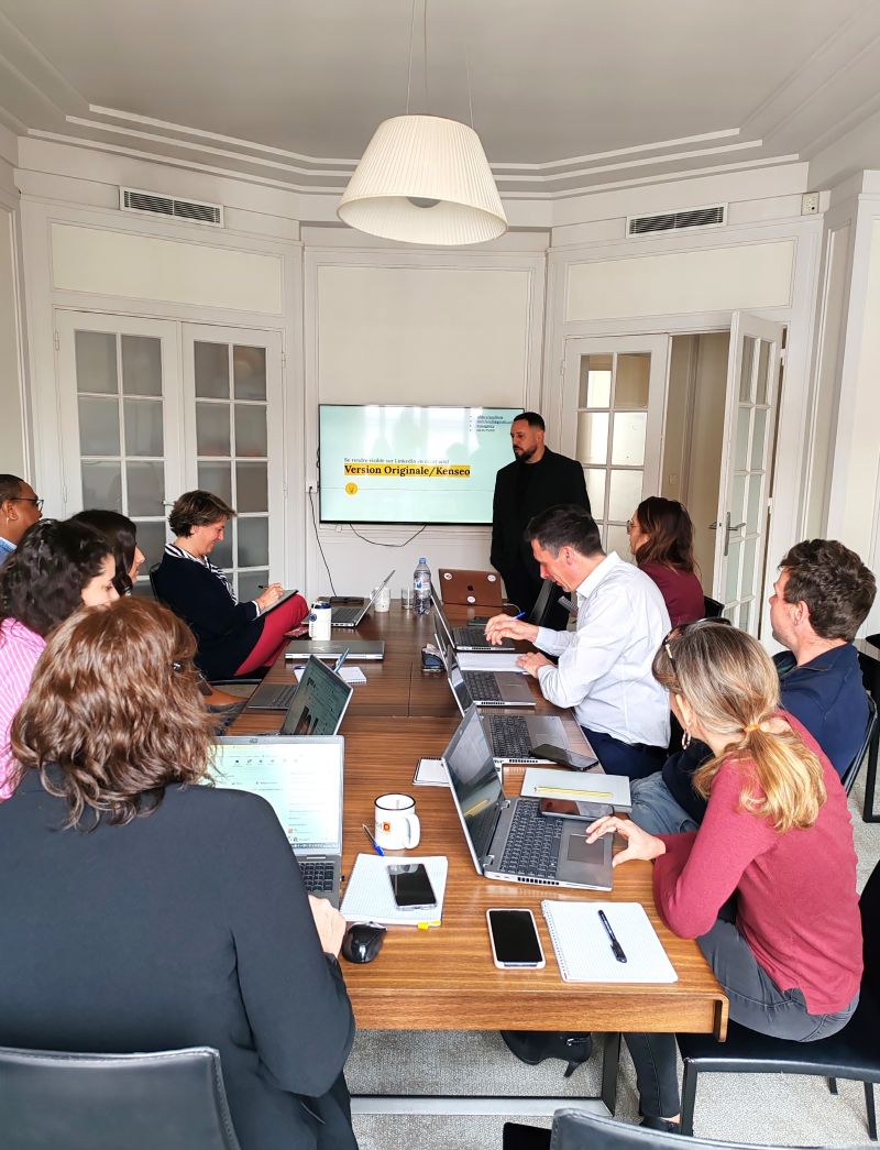 Session de formation My Social Branding autour d'une table de conférence